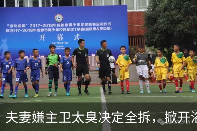夫妻嫌主卫太臭决定全拆，掀开浴缸发现底下有个洞