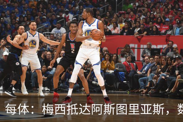 每体：梅西抵达阿斯图里亚斯，数十球迷机场迎接